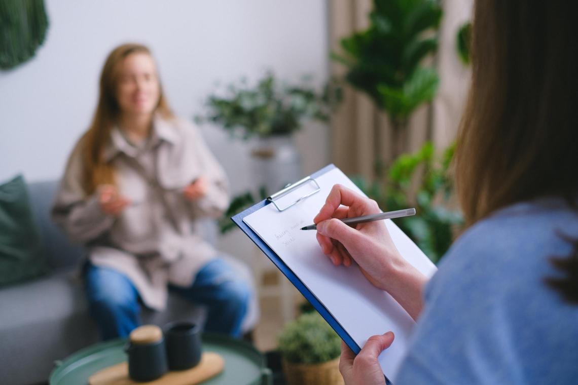 Psychologin mit Frau in Beratung